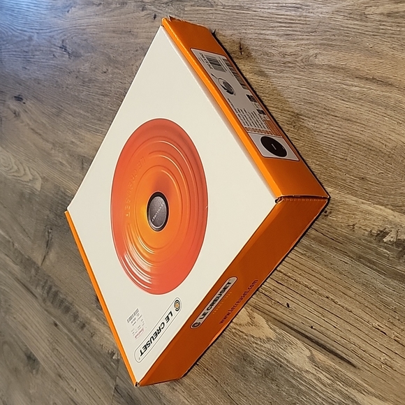 Le Creuset Cassis Cast Iron Round Evolution Skillet Grill - Picture 13 of 15